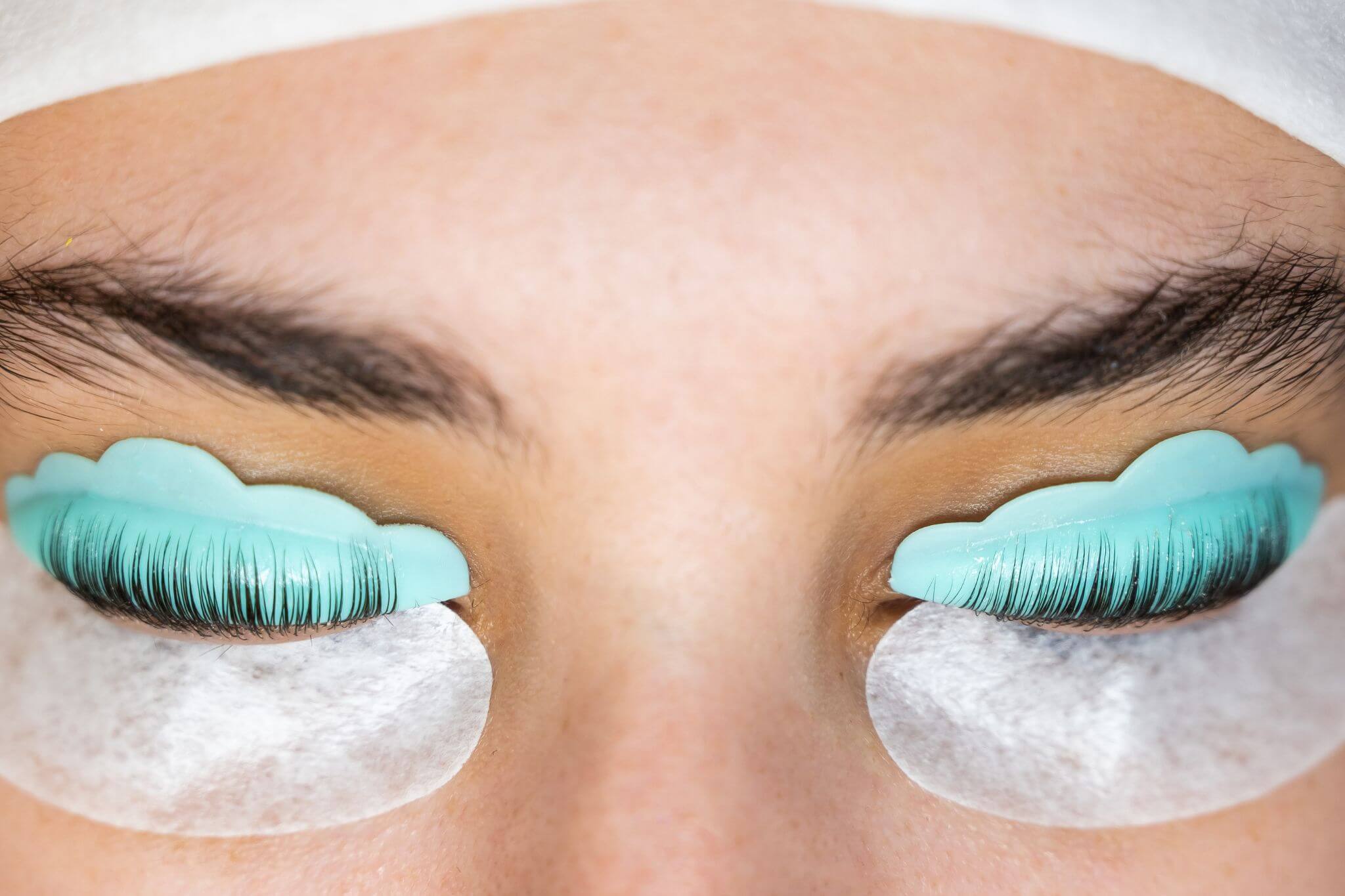 Aplicación de lifting y tinte de pestañas en centro de estética Eibar